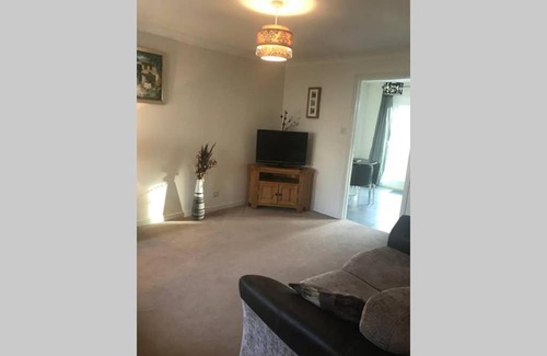Aberdeen House | Kingseat 3 Bed Home With Fast Fibre WiFi &Parking