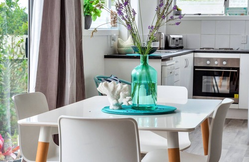 Mount Eden House | Kingsland Contemporary 2BR with Carpark