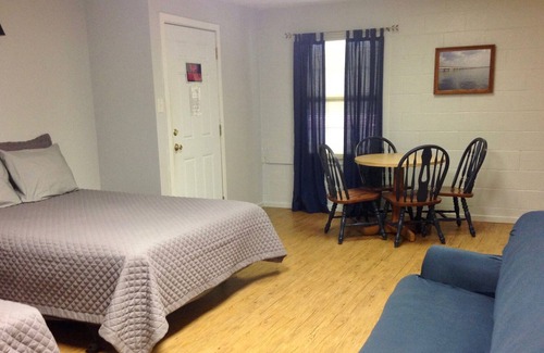 Broaddus House | Kingsley's Corner Room 2 - Kitchenette