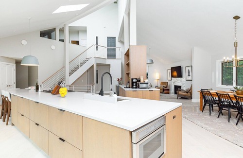 Hurley House | Kingston Large Modern w/ Pickleball + HotTub + Pool