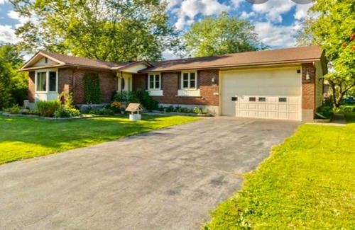Bayridge West House | Kingston ON -One Bedroom plus large loft Separate Entrance Apt-3 beds (1 q+ 2 s)