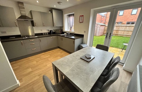 Derby House | Kingsway House - Spacious 4 Bed Home From Home