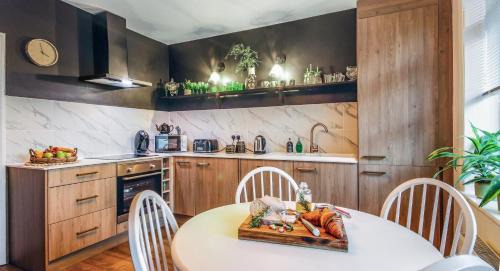 Seafront Apartment | KIRA Beach Apartment, Hove Beach