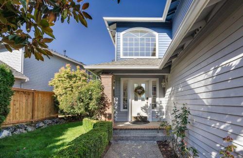 Kingsgate House | Kirkland Elegant 4B 2 5B Family Retreat with Designer Decor