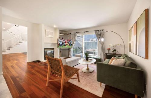 Kingsgate House | Kirkland Elegant 4B 2 5B Family Retreat with Designer Decor