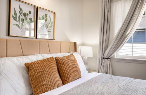 Kingsgate House | Kirkland Elegant 4B 2 5B Family Retreat with Designer Decor