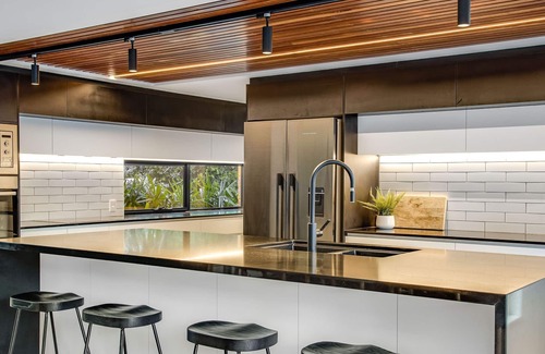 Coolangatta House | Kirra Bliss - Luxurious and Modern Beach House