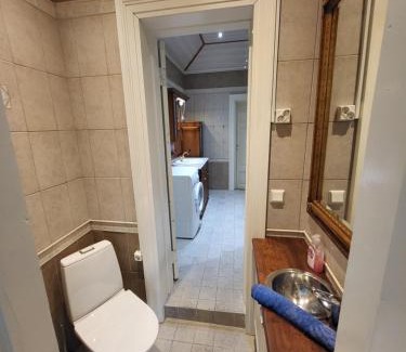 Hameenlinna Apartment | Kirstulan Kartanon päärakennuksessa sijaitseva hieno huoneisto