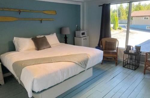 Sauble Beach Hotel | Kit Wat Motel & Marina