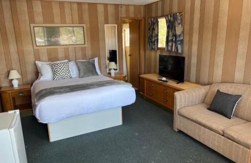 Sauble Beach Hotel | Kit Wat Motel & Marina
