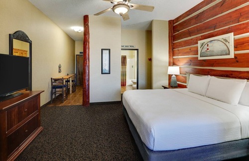 Moline Hotel | Kitchenette, Living Room, Extended Stay King, Stoney Creek Quad Cities