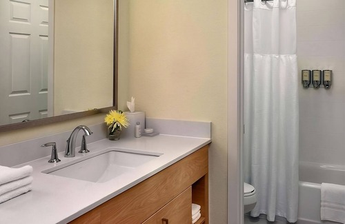 Auburn Hills Hotel | Kitchenette, Outdoor Pool, Free Breakfast, Convenient Stay at Auburn Hills!