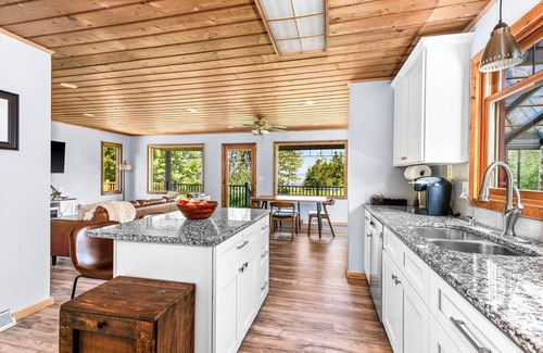 South Range Cabin | Kitchigami Lodge - on Lake Superior. Beach, Firepit, Hot Tub, 30 min to Duluth!