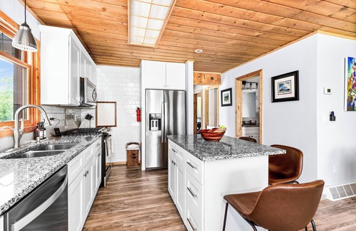 South Range Cabin | Kitchigami Lodge - on Lake Superior. Beach, Firepit, Hot Tub, 30 min to Duluth!