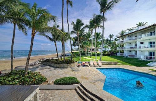 Cabarete Apartment | Kite-in, Kite-out studio with beachfront pool, bar, restaurant, lawn and school