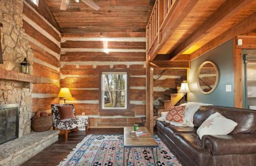Indianapolis House | Kit’s Cabin Log Cabin Retreat in Indianapolis