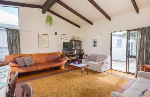Omaha House | Kiwi Bach at Omaha - Omaha Holiday Home
