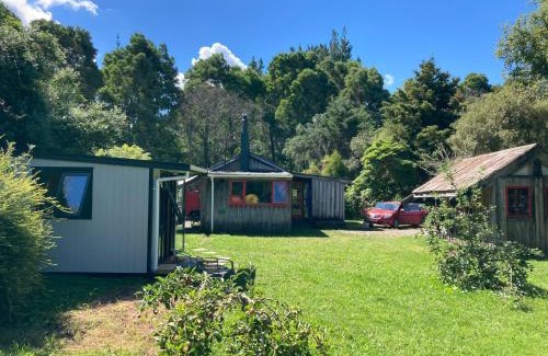 Tokaanu House | Kiwi cabin with geothermal pool by lake Taupo