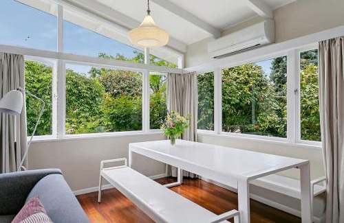 Rainbow Point House | Kiwiana Cottage 1 minute walk to the lake