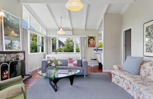 Rainbow Point House | Kiwiana Cottage 1 minute walk to the lake