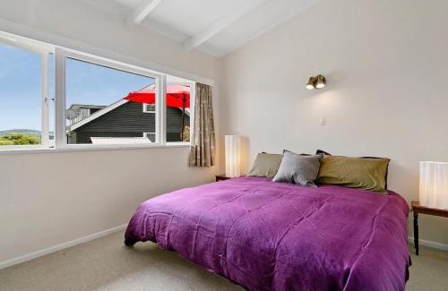 Rainbow Point House | Kiwiana Cottage 1 minute walk to the lake