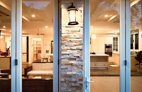 Kota Kinabalu Villa | KK Luxury Villa+Swimming Pool. 15pax.KK山顶休豪华闲度假屋私人泳池, 女佣包括 和免费机场接送服务