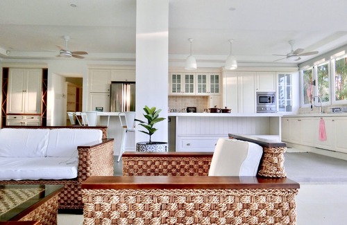Kota Kinabalu Villa | KK Luxury Villa+Swimming Pool. 15pax.KK山顶休豪华闲度假屋私人泳池, 女佣包括 和免费机场接送服务