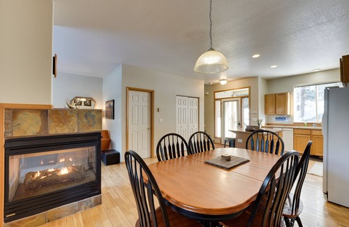 Klamath Falls House | Klamath Falls Townhome w/Deck & Resort Amenities!