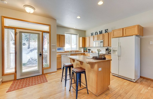 Klamath Falls House | Klamath Falls Townhome w/Deck & Resort Amenities!