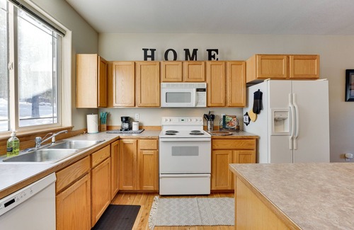 Klamath Falls House | Klamath Falls Townhome w/Deck & Resort Amenities!