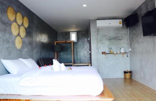 Khanom Resort | Klang Aow Seafood & Resort