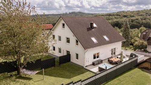 Niedershausen Apartment | Kleeoase - Luxus Apartment- Jacuzzi - Dachterrasse - Kochinsel - See in 10 min