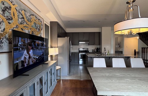Vaughan House | Kleinburg Luxe Crown Town Residence