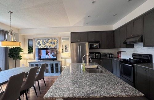 Vaughan House | Kleinburg Luxe Crown Town Residence