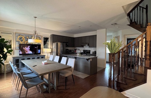 Vaughan House | Kleinburg Refined Crown Town Residence