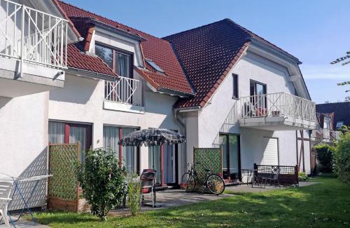 Gustow House | Kleine Ferienwohnung mit Terrasse und Gartenblick