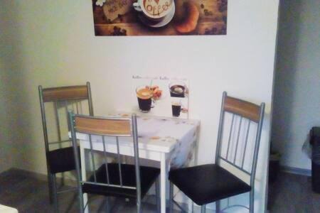 Peterborn Apartment | Kleines Apartement zwischen Ega und Messe Erfurt
