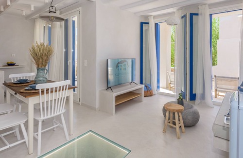 Tripiti House | Klima Bay Beachfront Boutique Houses (BLUE)