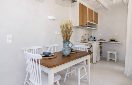 Tripiti House | Klima Bay Beachfront Boutique Houses (BLUE)