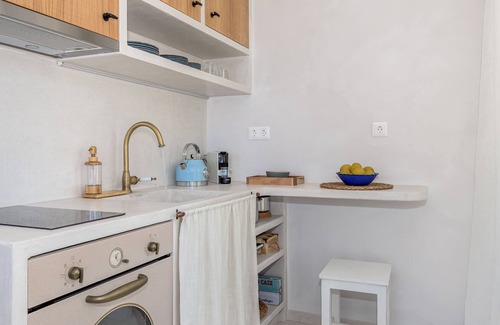 Tripiti House | Klima Bay Beachfront Boutique Houses (BLUE)
