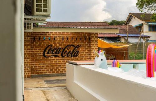 Kluang House | Kluang Swimming Pool Blues 11 Retro Homestay