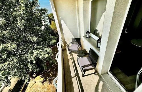 Chemnitz Apartment | KMHosting Zentrum Luxe Apartment Balkon