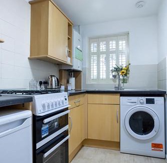 Knaphill Apartment | Knaphill - 2 Bedroom House - Garden & Parking