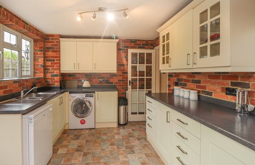 Maidstone Cottage | KNIGHTS COTTAGE, family friendly, with open fire in Hollingbourne