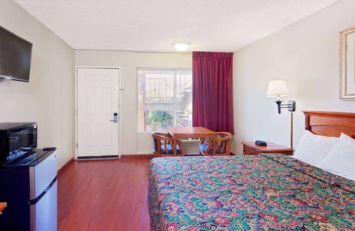 Palmdale Hotel | Knights Inn Palmdale
