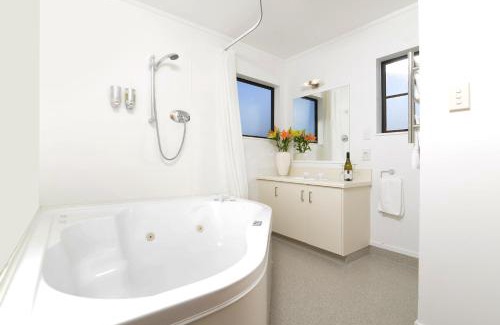 Blenheim Hotel | Knightsbridge Court Motor Lodge