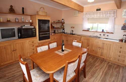 Lake Wangary House | Knighty's Shack has a great view of Coffin Bay in a comfortable, well appointed, affordable Holiday Shack
