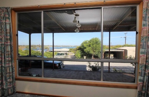 Lake Wangary House | Knighty's Shack has a great view of Coffin Bay in a comfortable, well appointed, affordable Holiday Shack