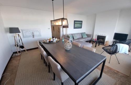 Knokke Apartment | Knokke zeedijk met frontaal zeezicht nabij Rubensplein en casino, 20m van strand