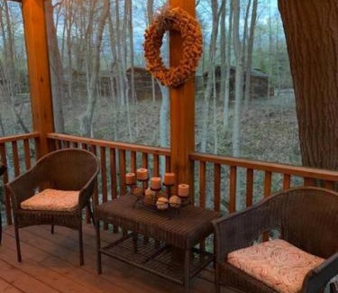 Three Oaks House | Knotty but Nice-sleeps 6-one minute to lake!
